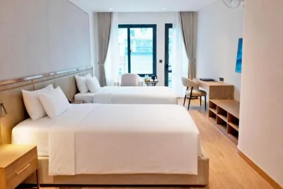 Habitación con dos camas individuales y balcón — A25 Hotel - 96 Hai Bà Trưng